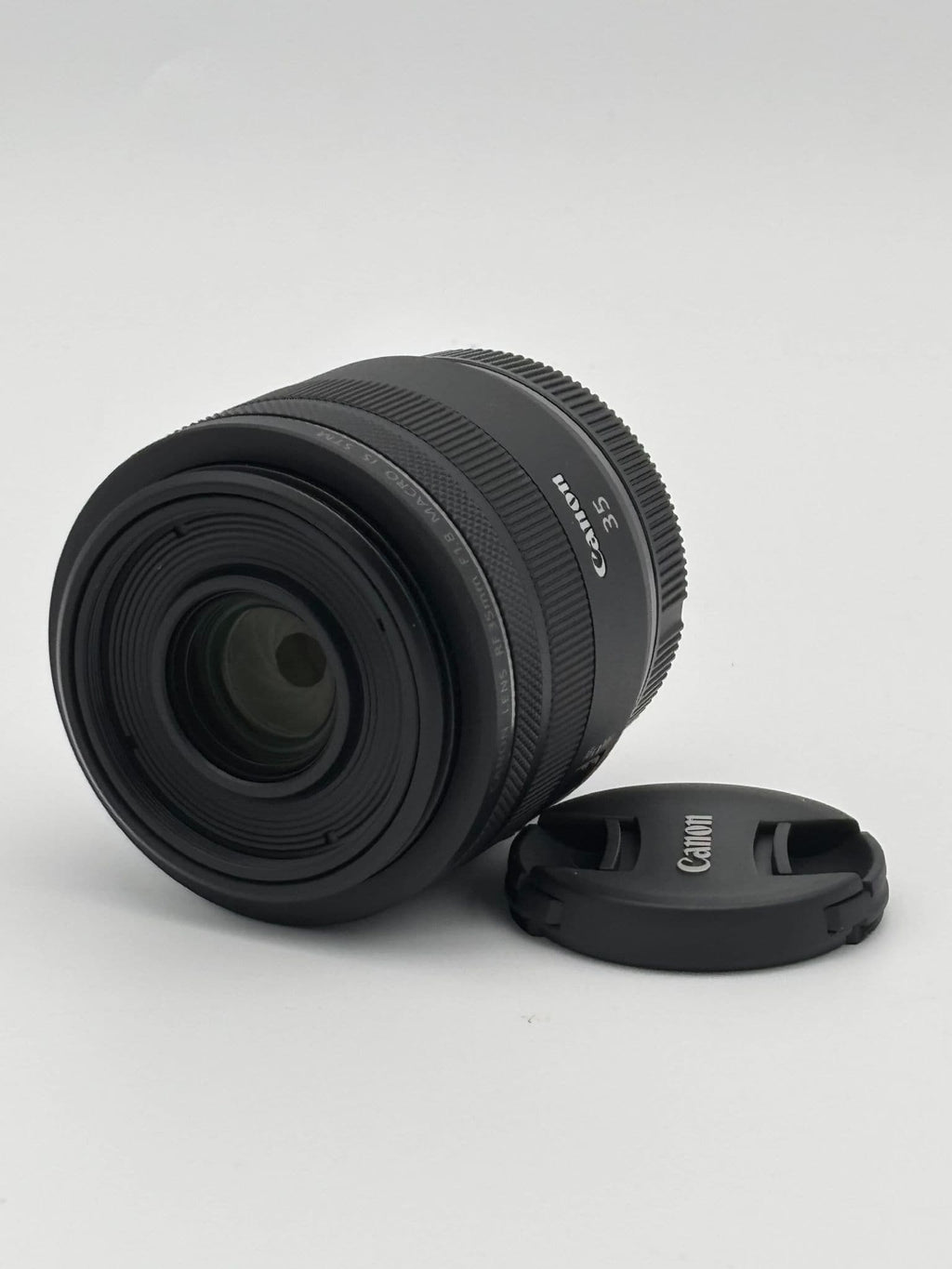 Canon RF 35mm f/1.8 Macro IS STM